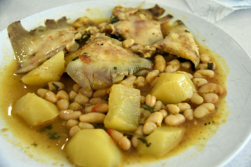 Receta: Pez raya con patatas y judías blancas