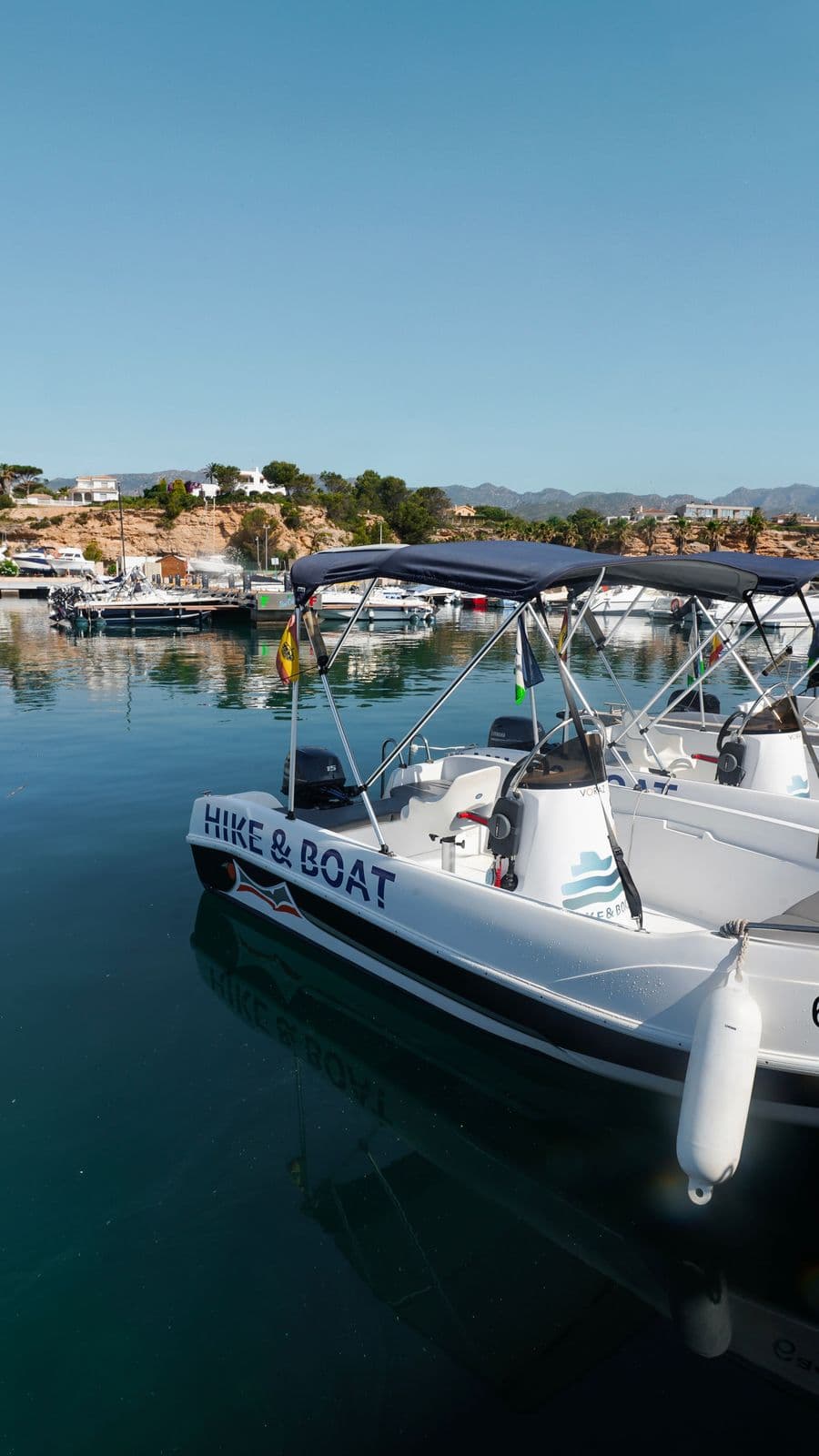 Explora la costa en barco