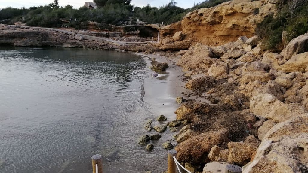 Es repararan els danys dels últims temporals a les platges i cales de l’Ametlla de Mar