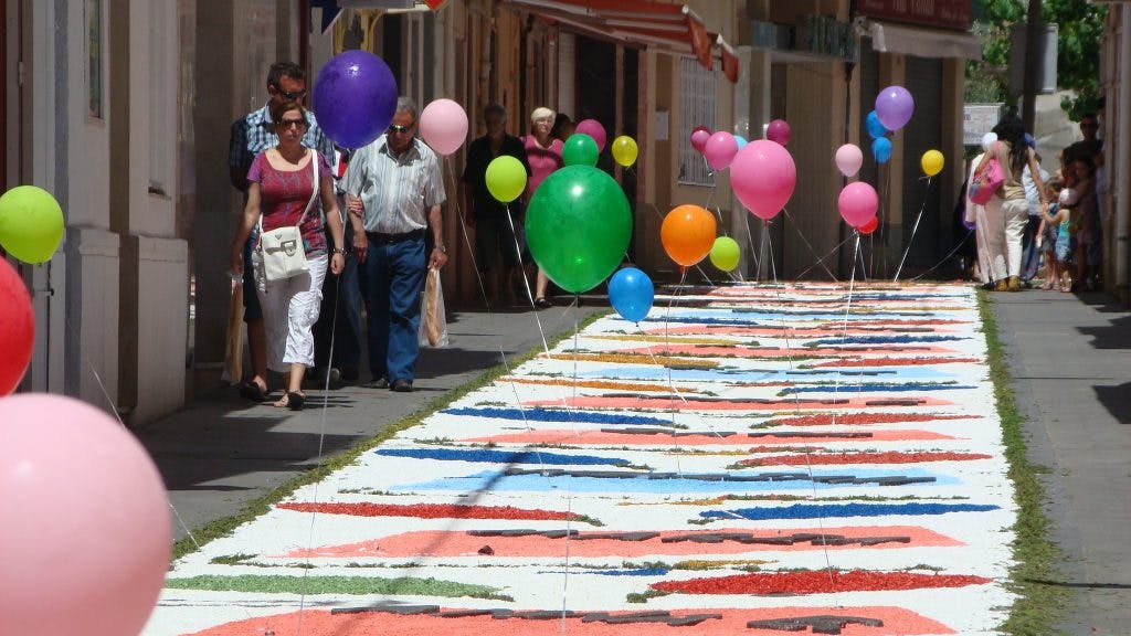 Les catifes de Corpus ompliran de color els carrers de la Cala